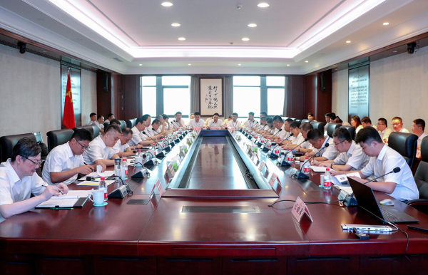 转变观念 革新方法 适应变化 谋求突破　——值上半年工作考核之际，集团组织到部分项目部交流，看望一线员工