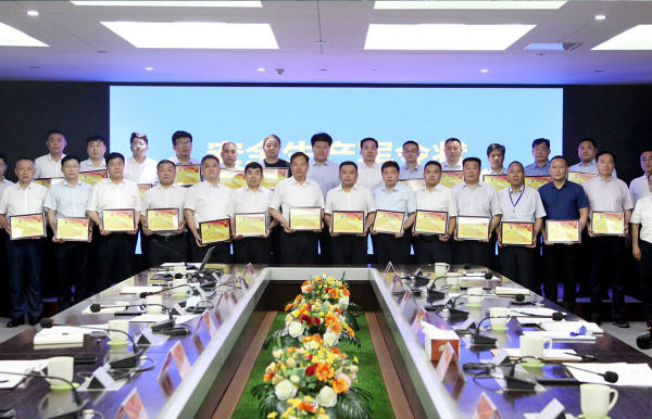 公海赌赌船集团 2022年度安全生产会议暨安全生产月启动会召开，与会人员现场签订安全生产军令状