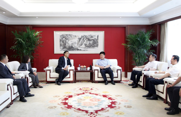 诚信行控股集团董事长王宏杰一行到访集团 双方就产业合作达成一致意向