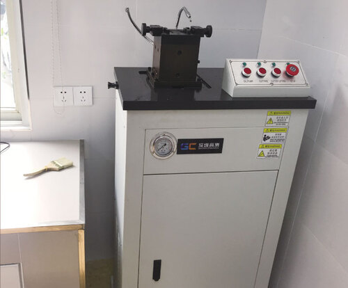 Máquina de ensayo de tracción con entalla UV