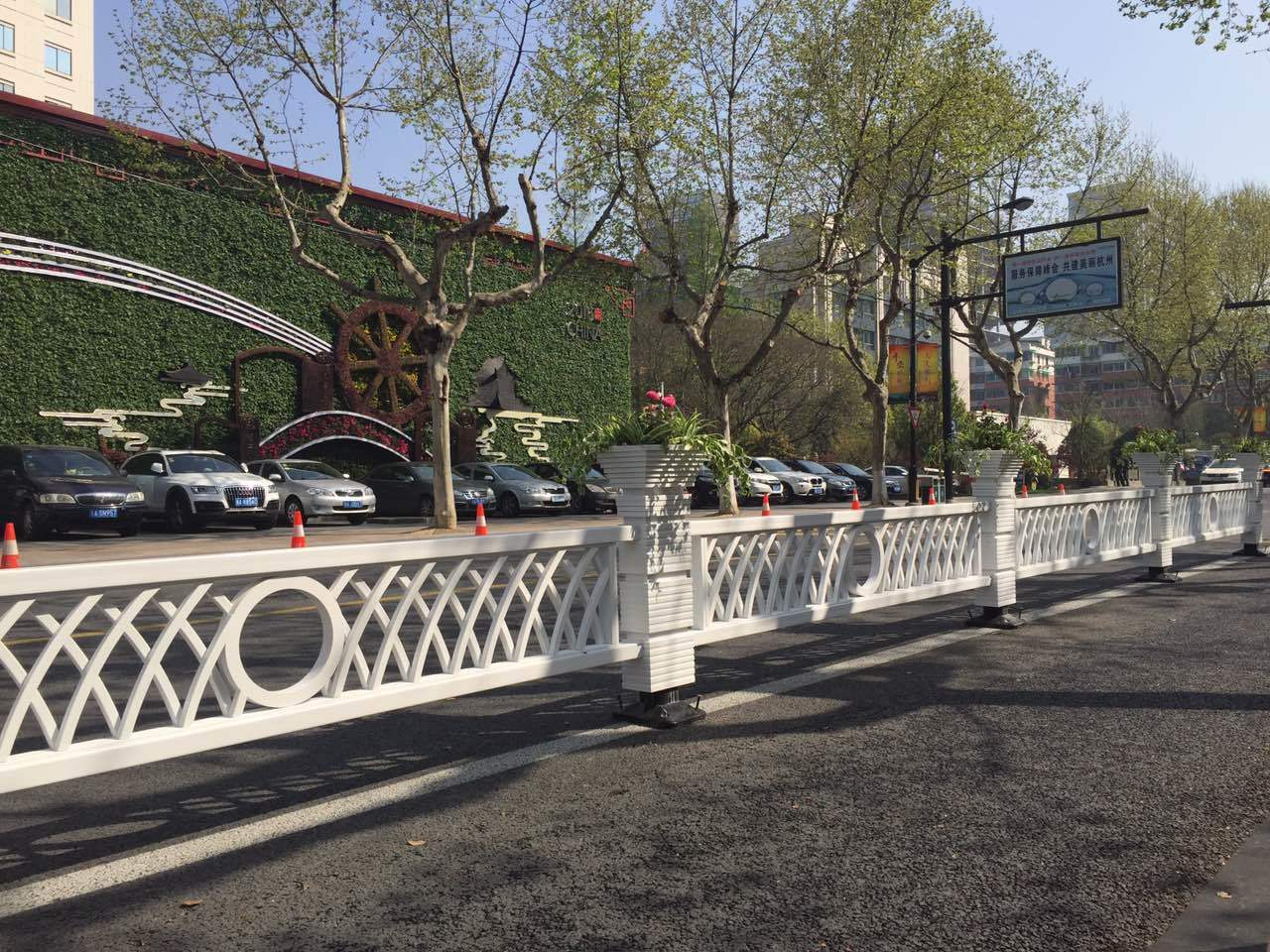 杭州密渡桥路护栏隔离花箱