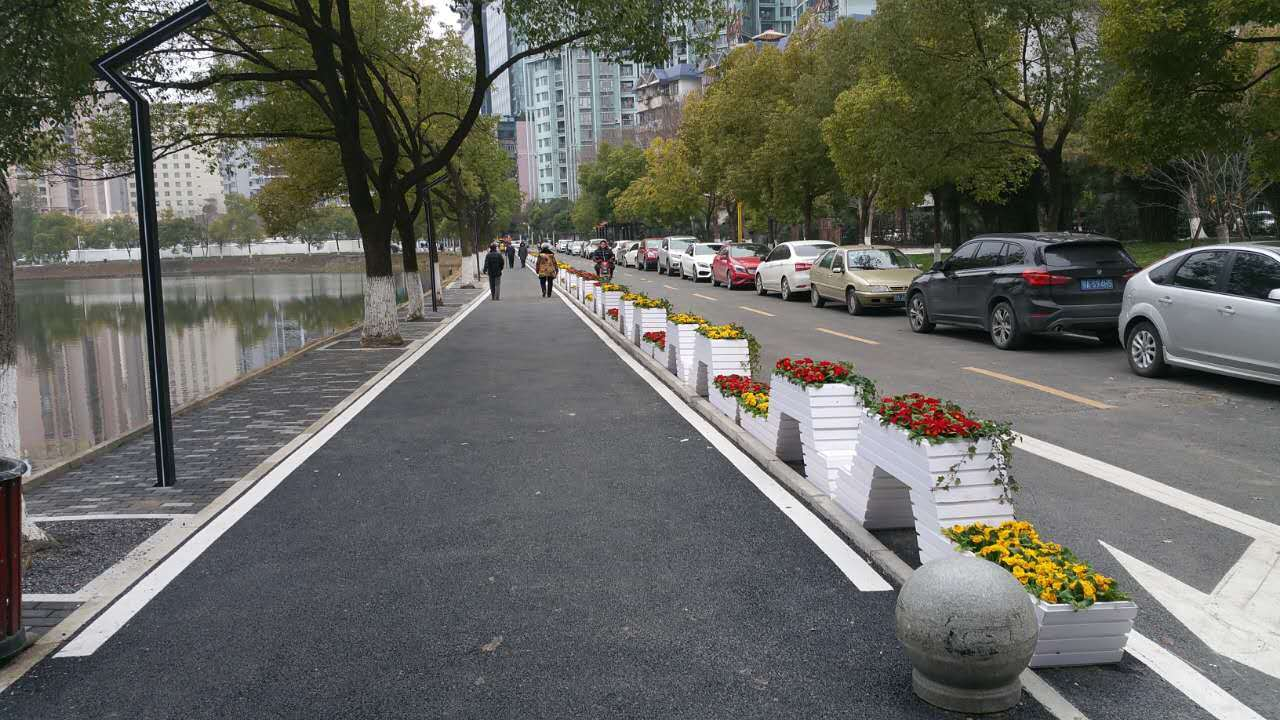 道路绿化花箱科普：不锈钢花箱、高架花箱、隔离栏花箱全解析