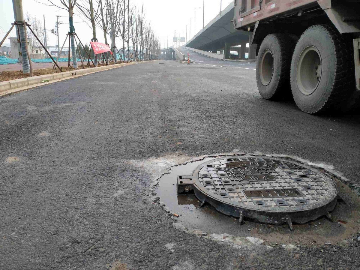 郑州南四环多个井盖凸出路面5厘米成“绊脚石”
