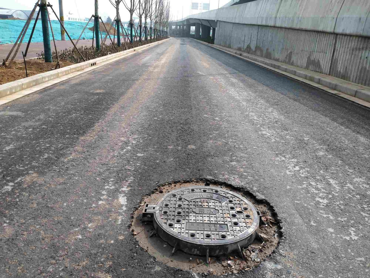 郑州南四环多个井盖凸出路面5厘米成“绊脚石”