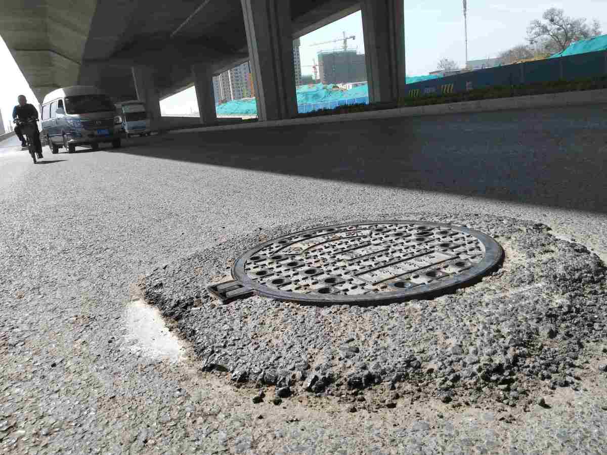 郑州南四环多个井盖凸出路面5厘米成“绊脚石”