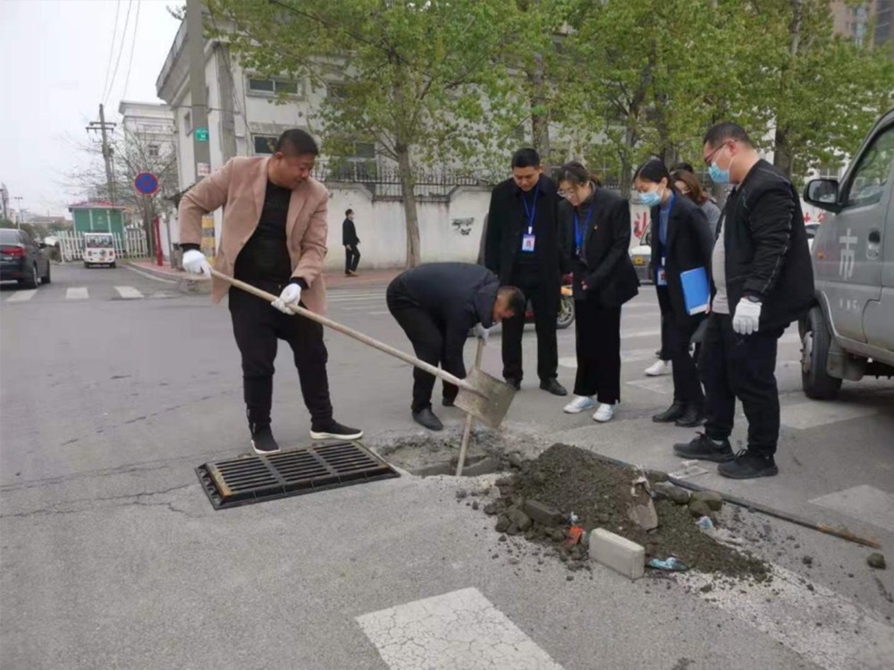 我为群众办实事丨井盖丢失存隐患“12345马上办”现场办公促修复