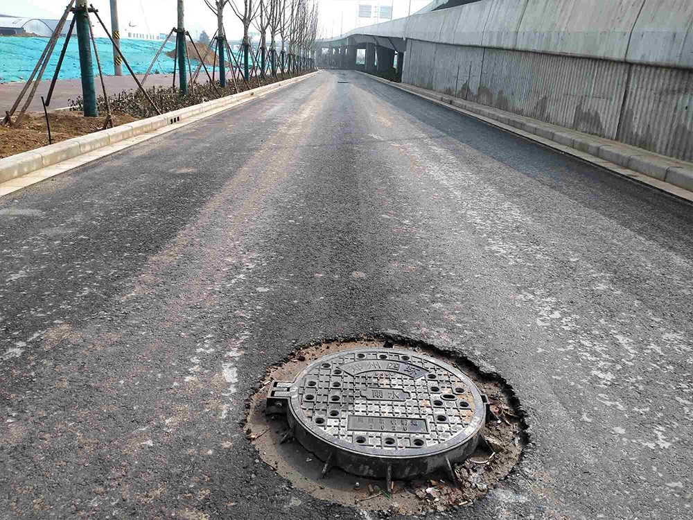 郑州南四环多个井盖凸出路面5厘米成“绊脚石”