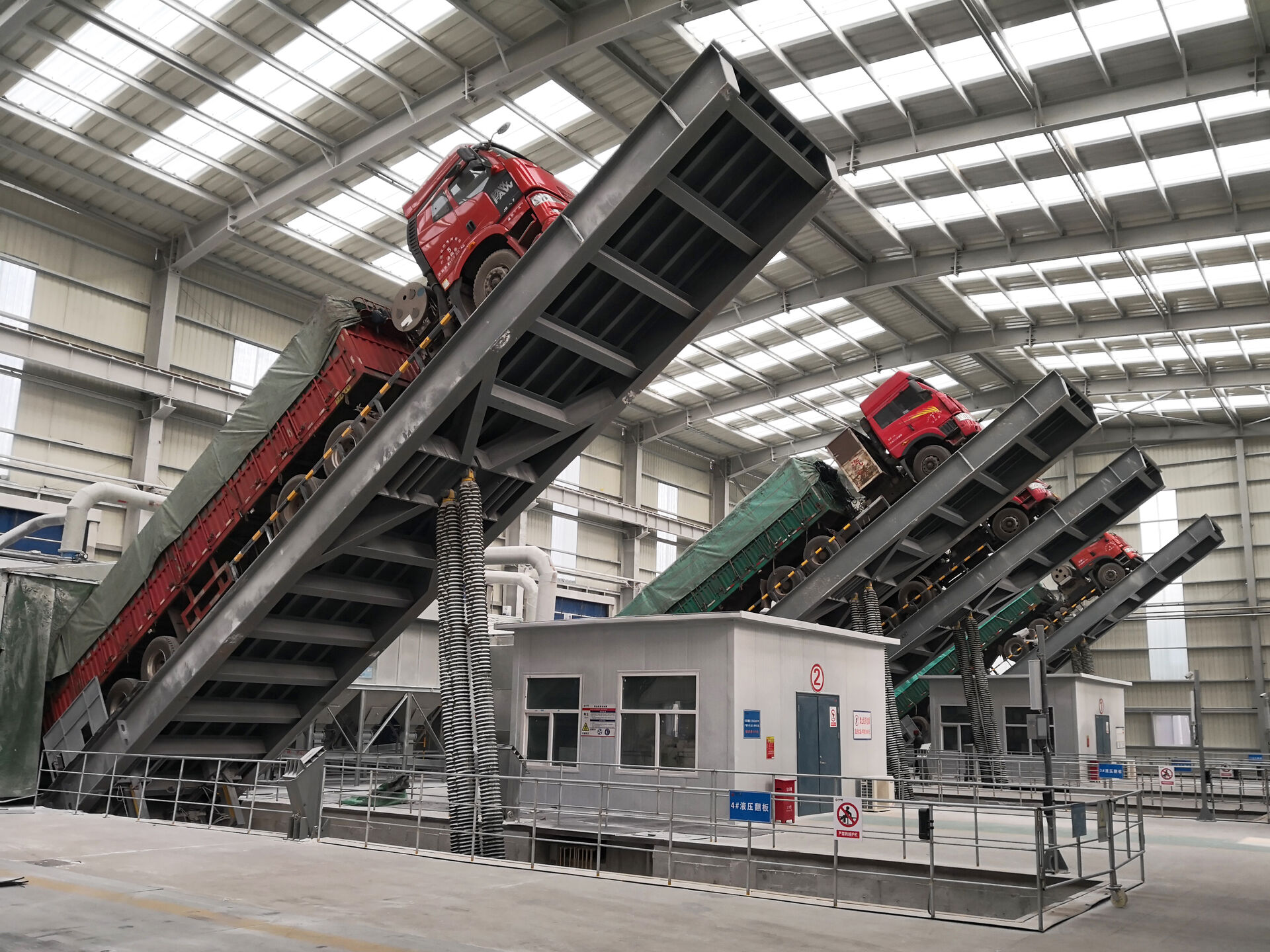 底部支撑后翻式液压翻板