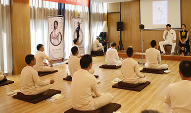 悬吊八十斤开穴前的分享，精气神十足