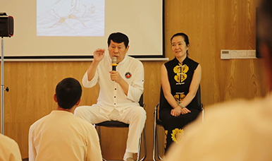 易筋洗髓功教练王老师吊挂展示