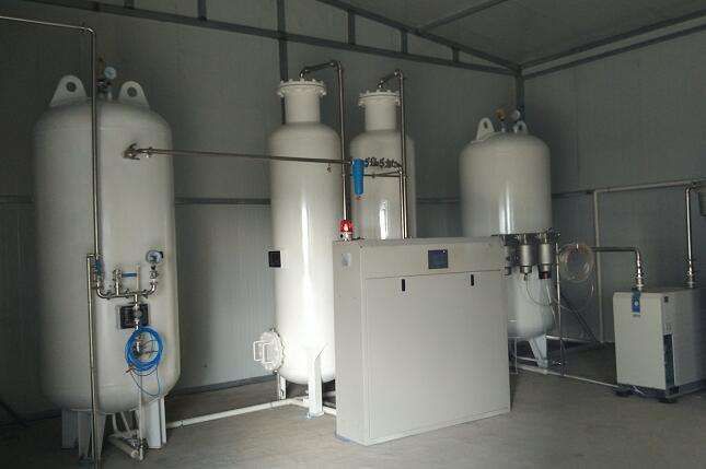 工作人員是如何清潔中心供氧設備的