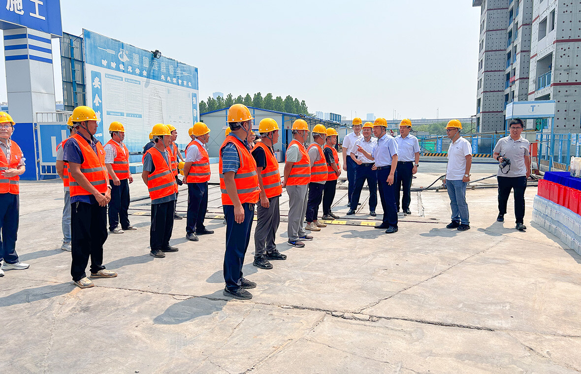 淄博市总工会、市住建局工会“工会送清凉 防暑保安康”活动走进淄博区域管理中心承建项目