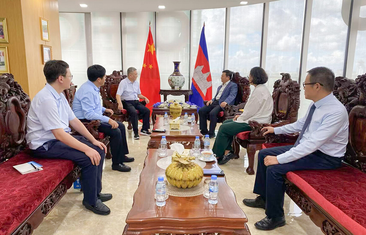 公司组织考察团到柬埔寨考察 针对意向项目与柬埔寨政府部门及合作方进行深入洽谈