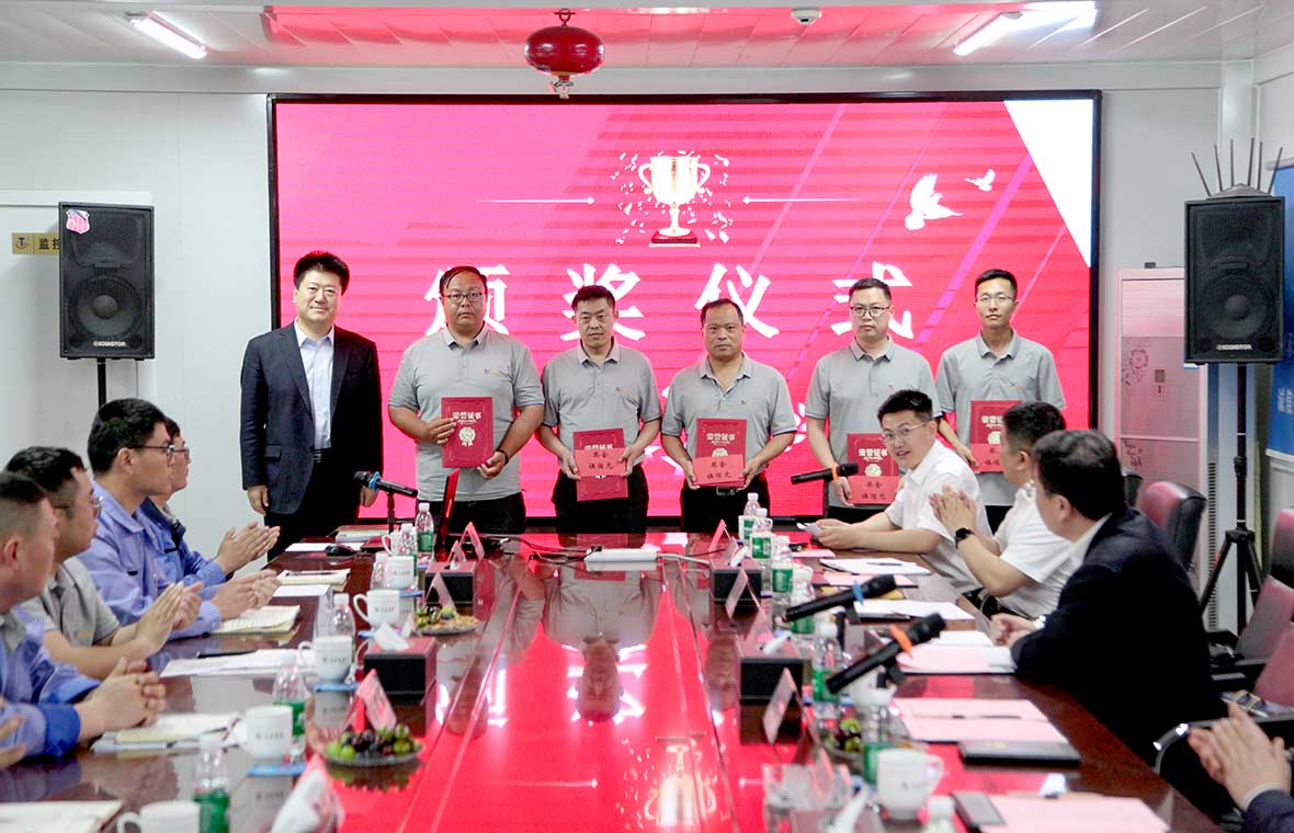 集团党委书记董事长田茂军及高管一行分赴各单位走访慰问一线员工暨表彰 2025 年度“天齐工匠”