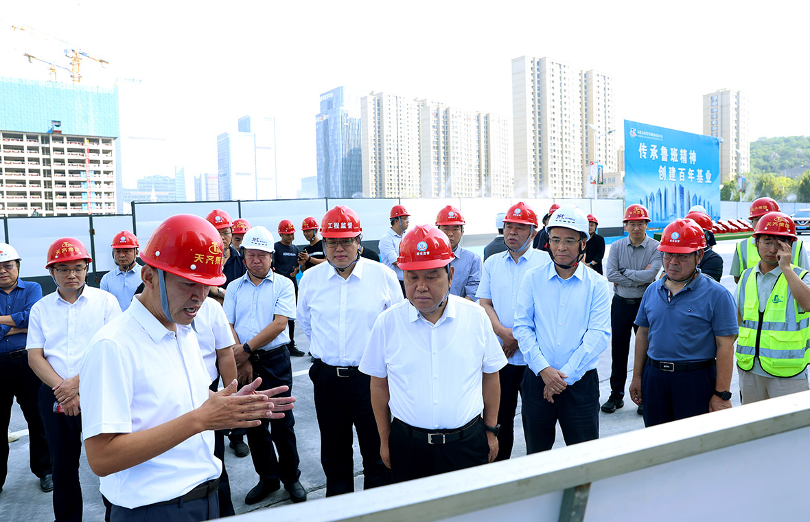 济南市住建局党组书记、局长亓伟到济南区域管理中心融建财富花园项目督导检查