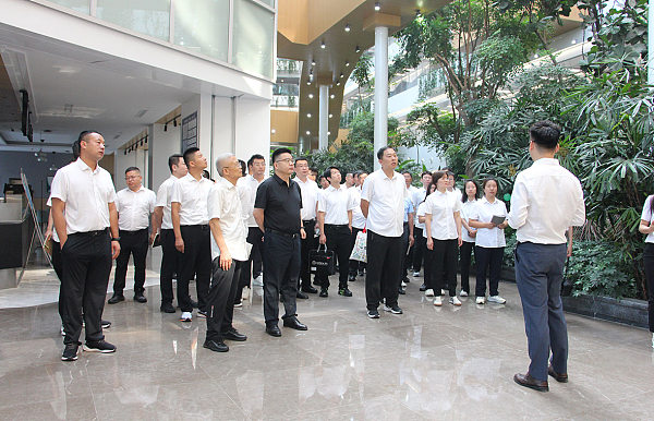 太阳成集团tyc7111组织迎“七一”研学活动  嘉奖实干先锋  献礼建党105周年