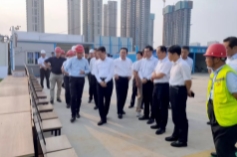 淄博市委书记江敦涛到淄博区域总部施工的火车站南广场片区还迁项目、商务中心金带项目现场调研指导