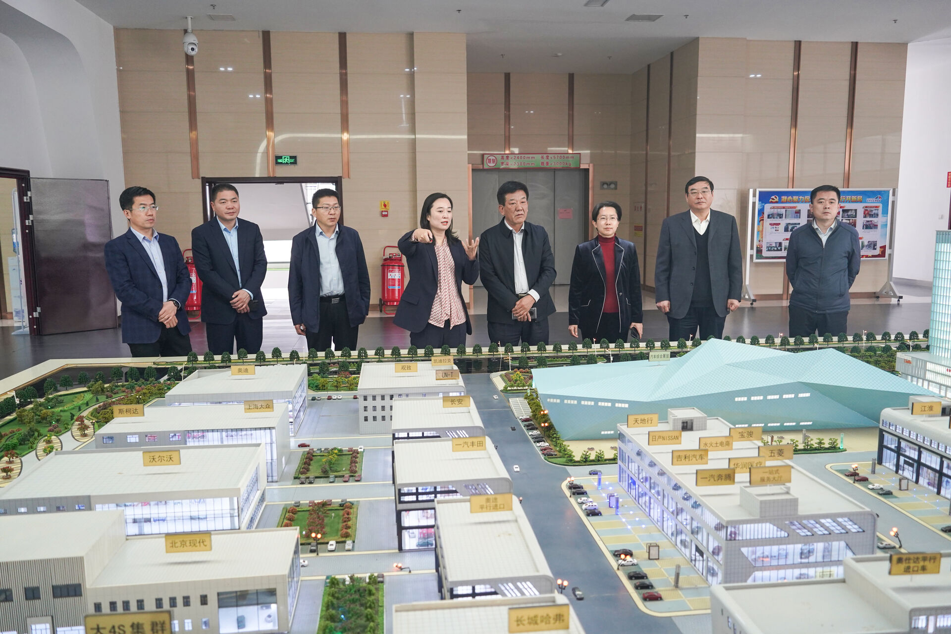 山东省商务厅副厅长王洪平莅临天齐汽车博览园调研指导