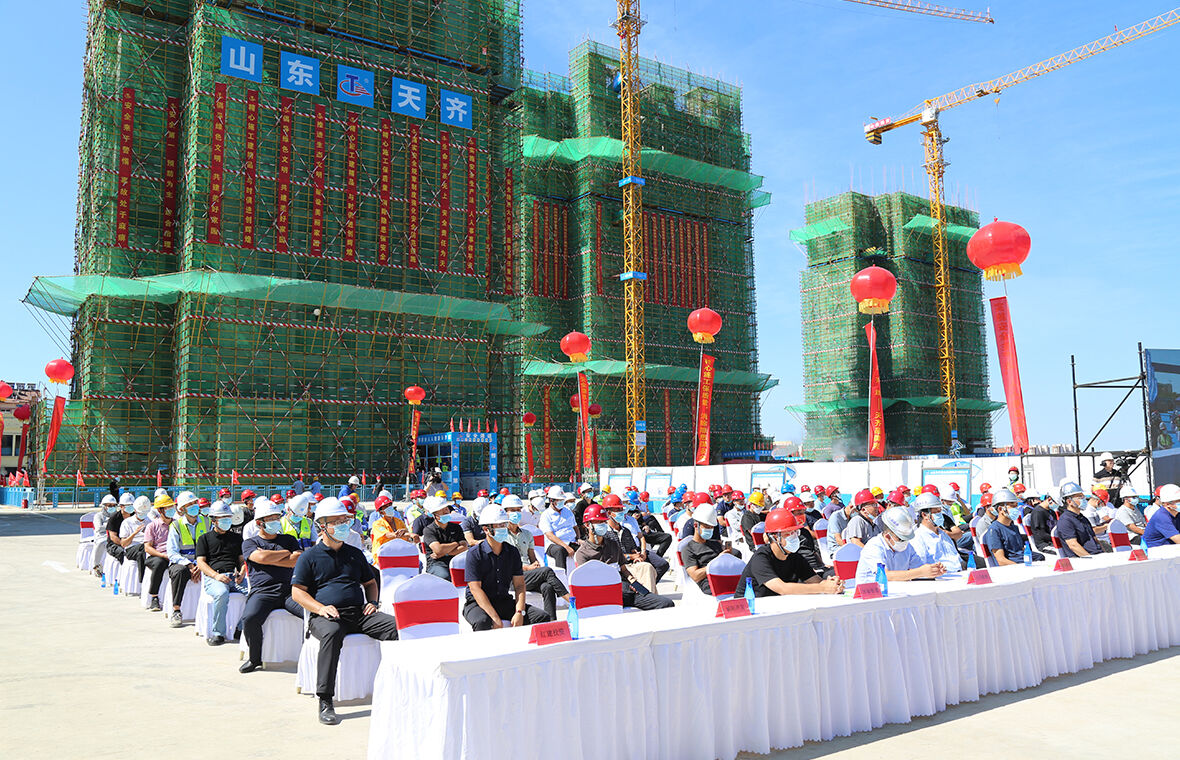 城阳区建筑施工“四位一体”标准化工地创建现场观摩会在青岛区域管理中心傅家埠社区农民经济适用房二期项目召开