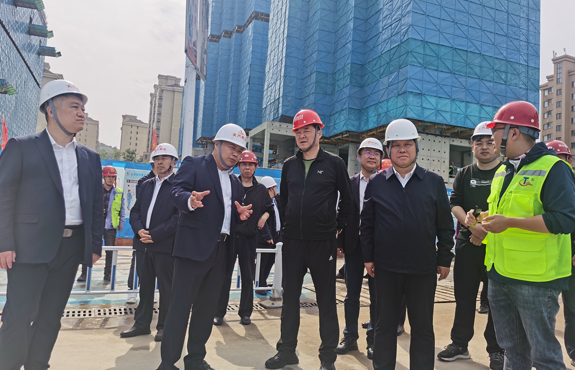 济南区域管理中心华润 A-5 地块建设项目迎接济南市住建局局长亓伟一行检查指导
