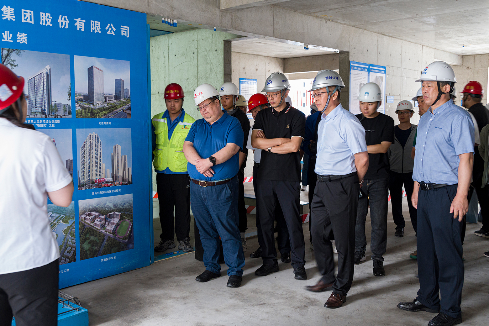 青岛区域管理中心傅家埠社区农民经济适用房二期项目迎接城阳区委常委、副区长夏英平一行督导调研