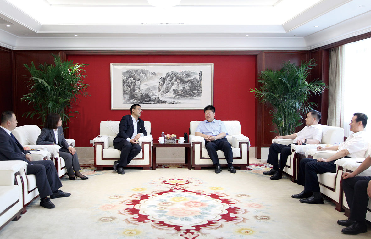 诚信行控股集团董事长王宏杰一行到访集团 双方就产业合作达成一致意向