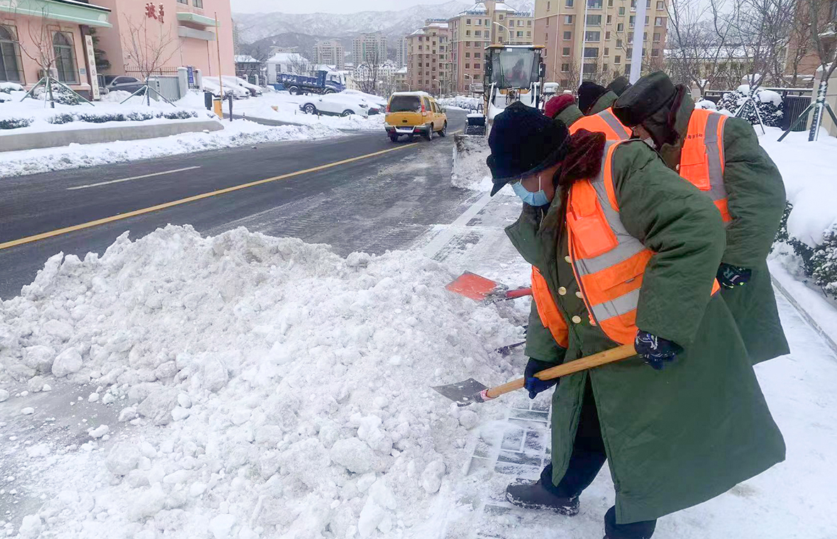 威海市市政公司：勠力同心 共战暴雪 全力以赴保城市道路畅通