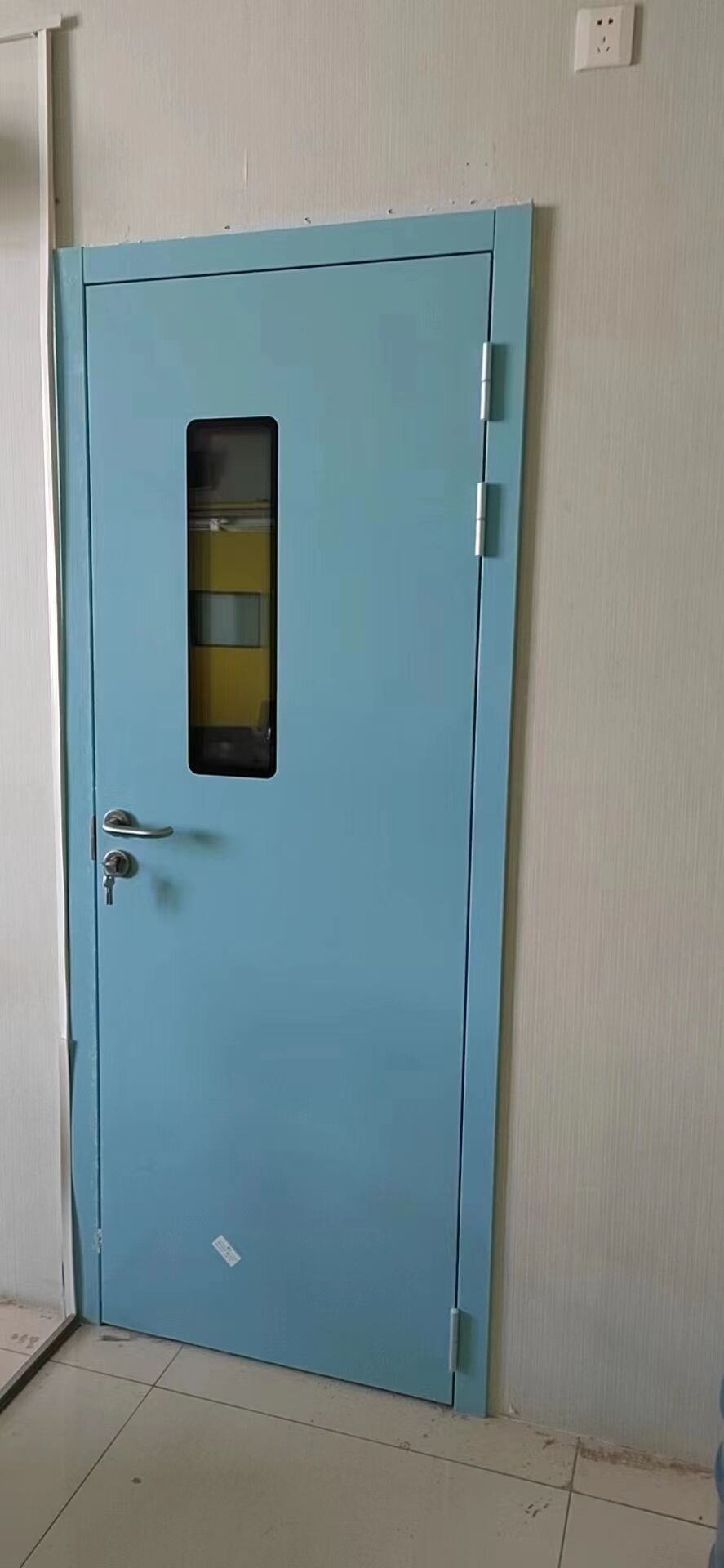 如何防止医用门受到不正常撞击或接触腐蚀性物质