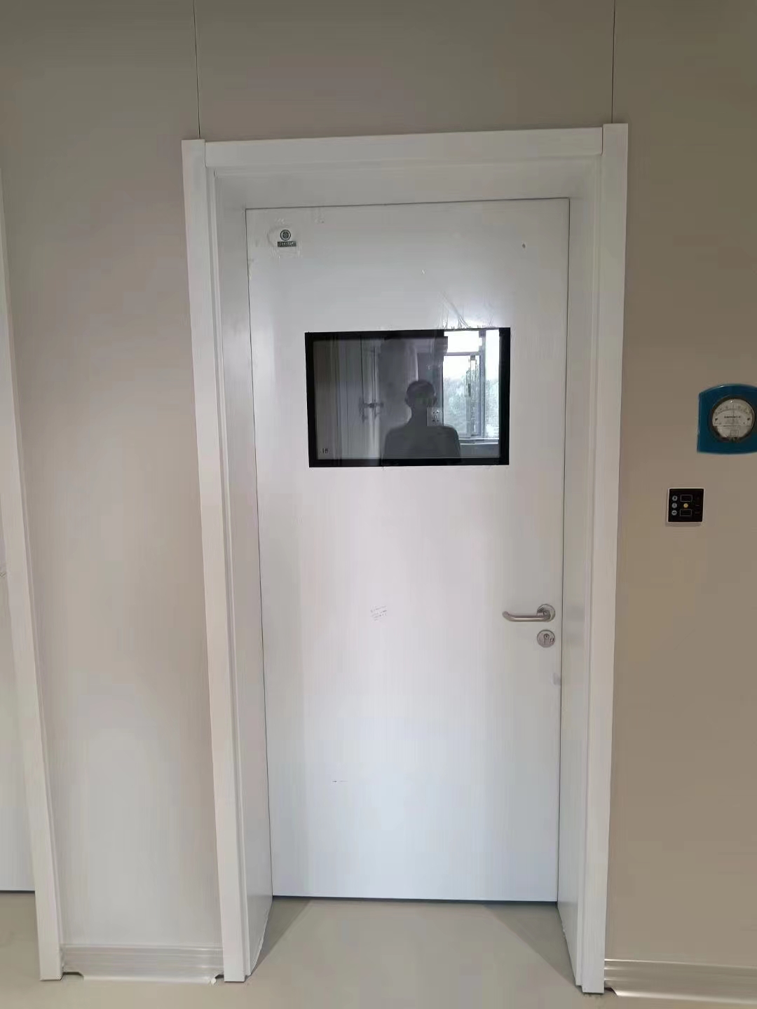 阻燃蜂窝纸或是铝蜂窝作为内部芯材填充改变了病房门变形的缺点