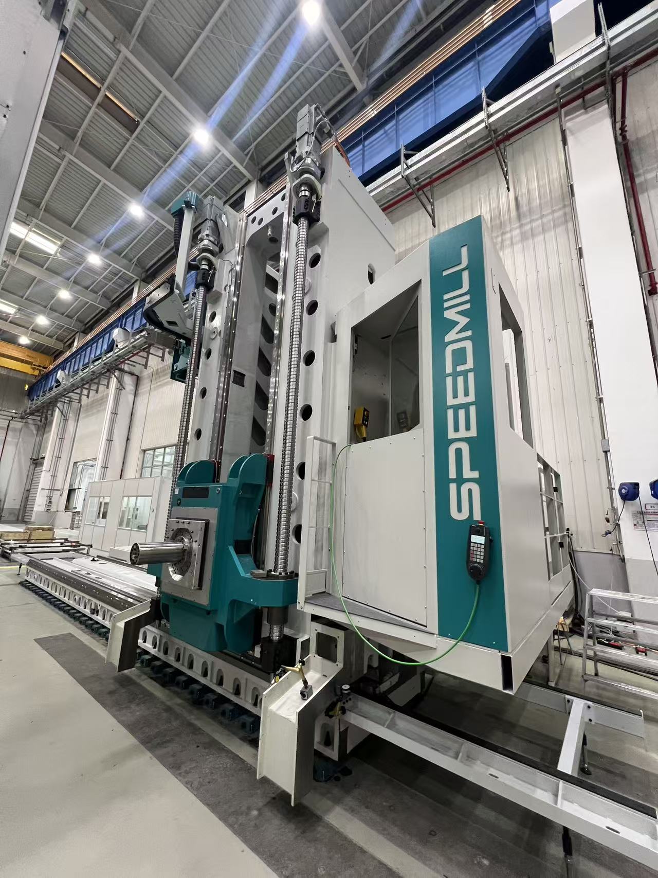 大型数控镗铣操作间