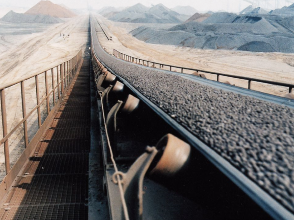 Long-distance and large-capacity belt conveyor