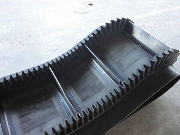 Large inclination conveyor belt