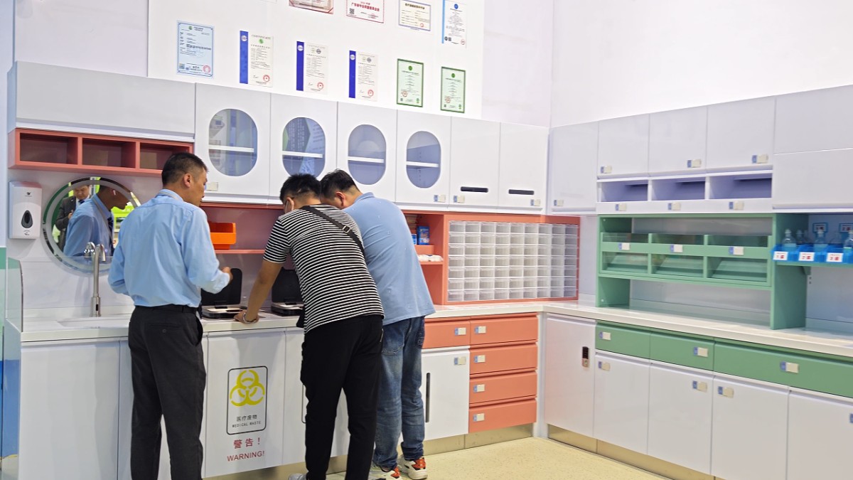 药品柜与治疗柜：医院家具厂家的专业定制