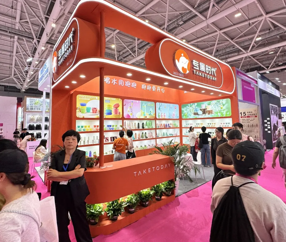 专属时代硅胶折叠水杯，为何能成为深圳礼品展的焦点？