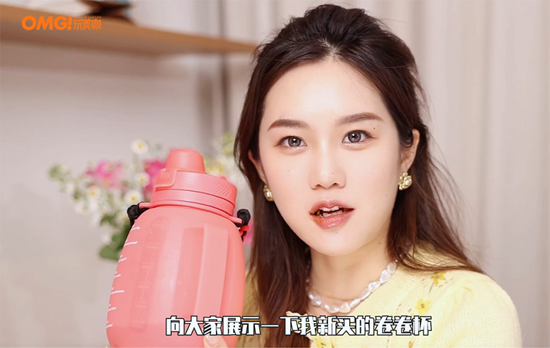 微博500万粉丝大V,Elsa大姐姐抱着专属时代卷卷杯喝水，感觉像回到了妈妈的怀抱