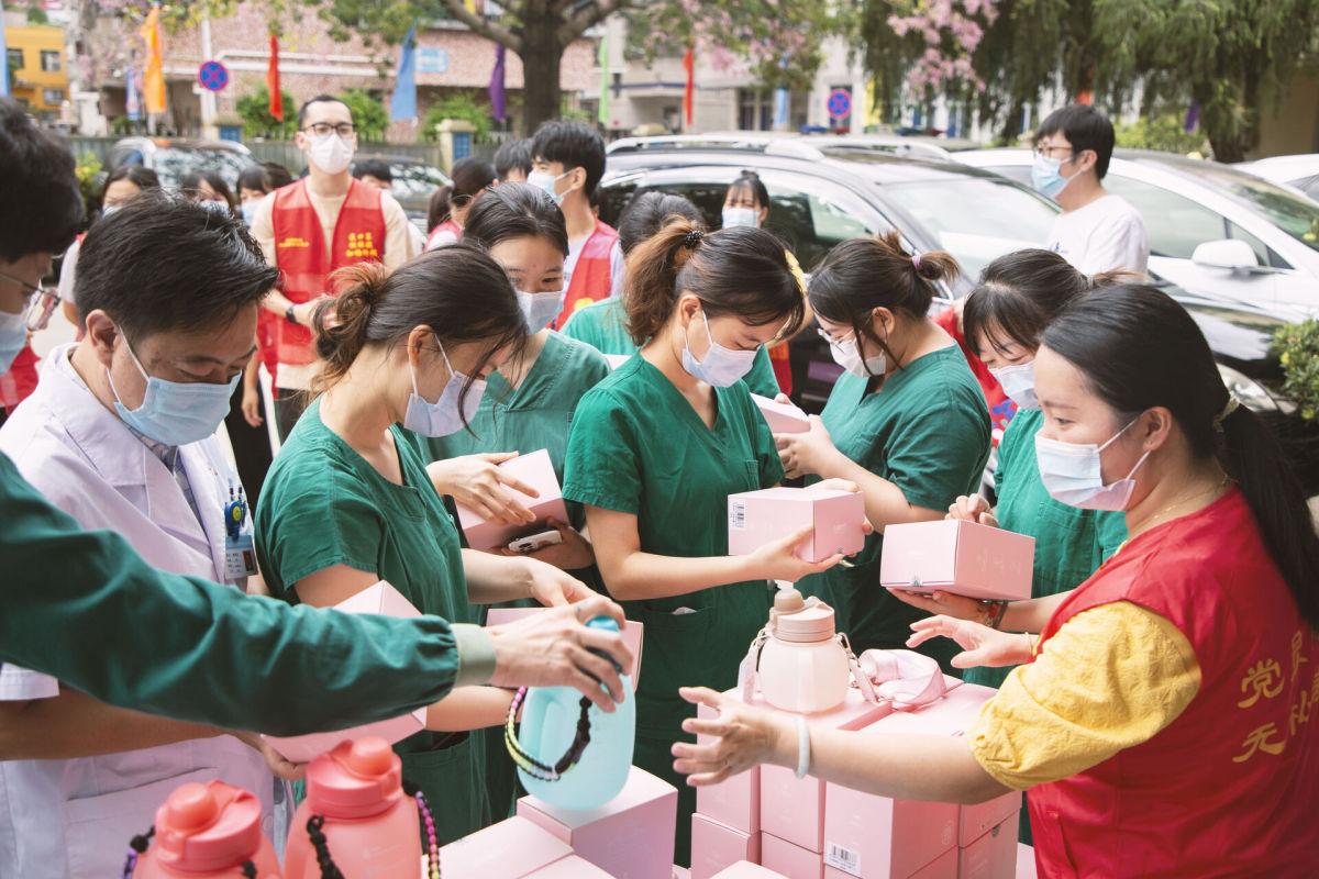 专属时代抱抱杯 大家都很爱.jpg 专属时代抱抱杯 大家都很爱.jpg