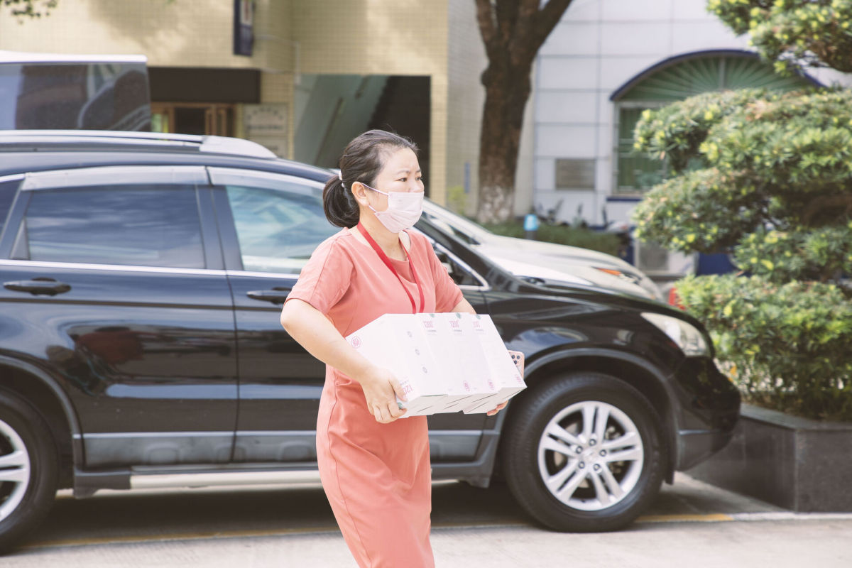 专属时代抱抱杯 硅胶水杯.jpg 专属时代抱抱杯 硅胶水杯.jpg