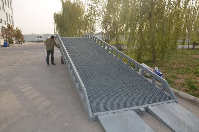 移动式登车桥12吨