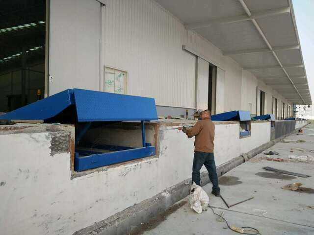 碳钢液压式登车桥大吨位