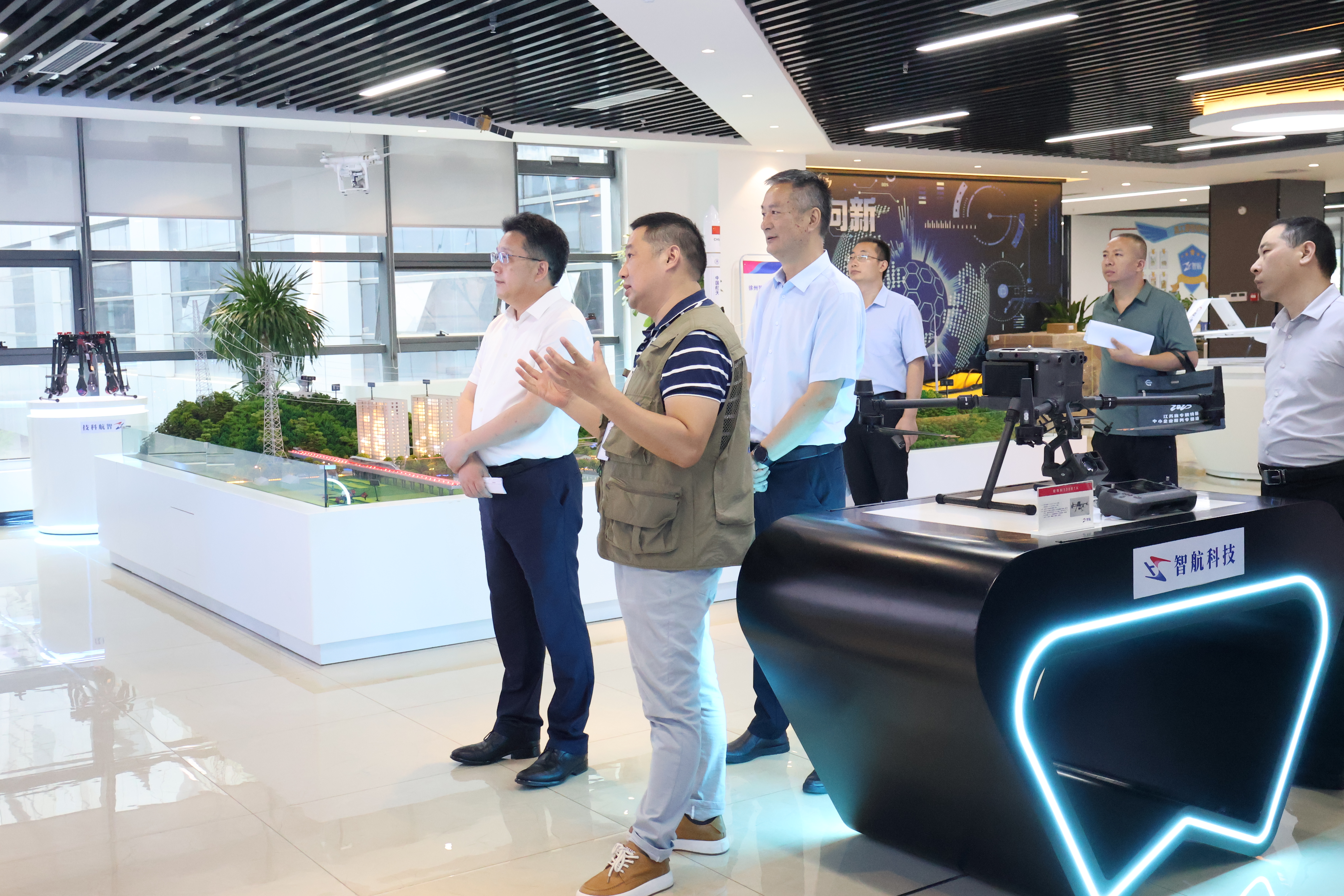 銅山區(qū)委常委、徐州高新區(qū)管委會(huì)常務(wù)副主任戴雷等領(lǐng)導(dǎo)一行蒞臨徐州智航智能科技有限公司調(diào)研指導(dǎo)
