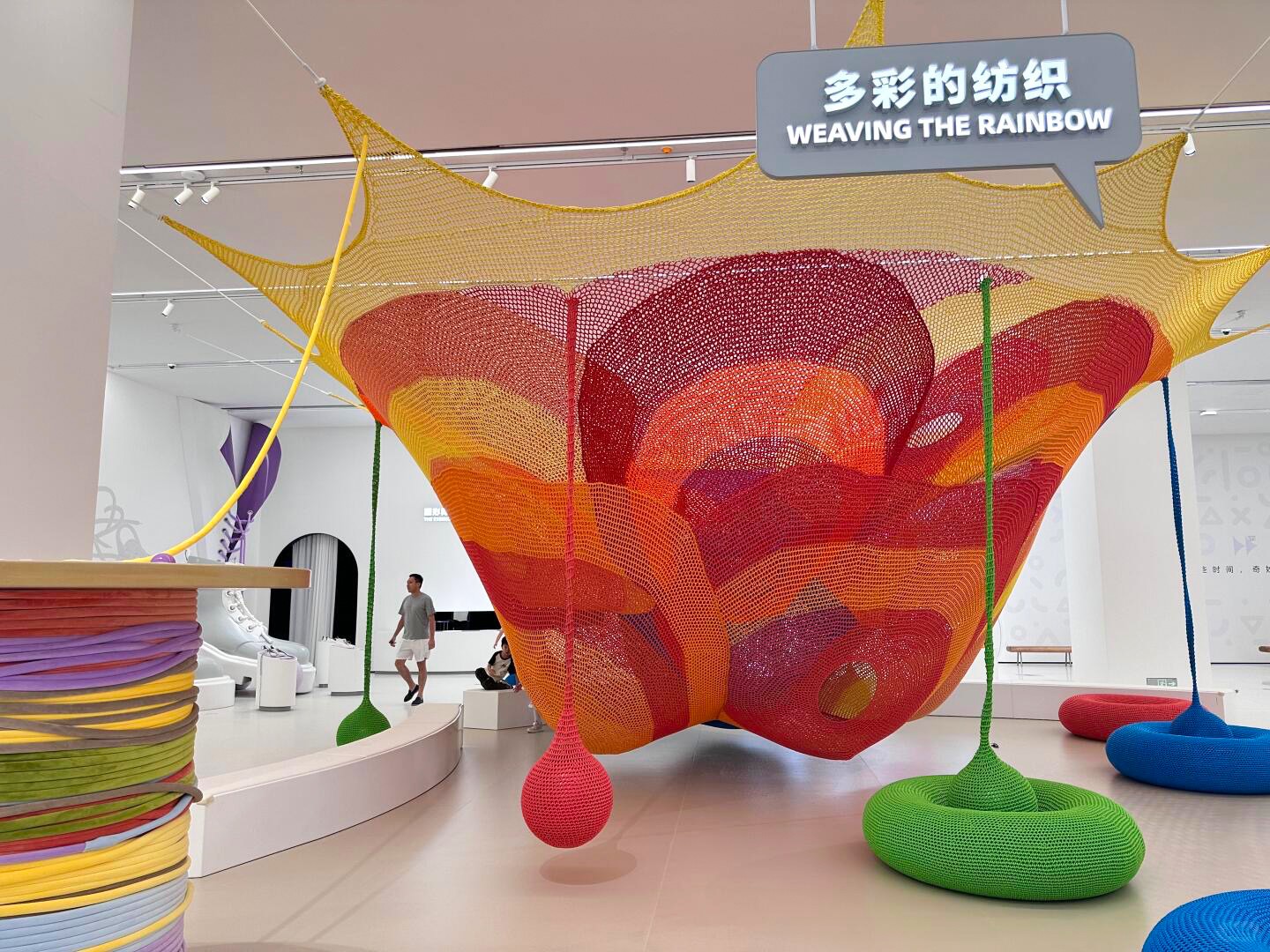 项目案例|一场关于色彩的奇遇，藏在设计馆里的彩虹蜂巢网