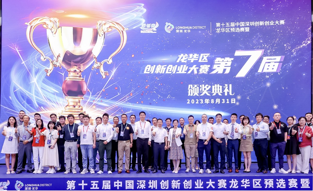 頒獎(jiǎng)嘉賓與榮獲冠亞季軍代表合影 頒獎(jiǎng)嘉賓與榮獲冠亞季軍代表合影