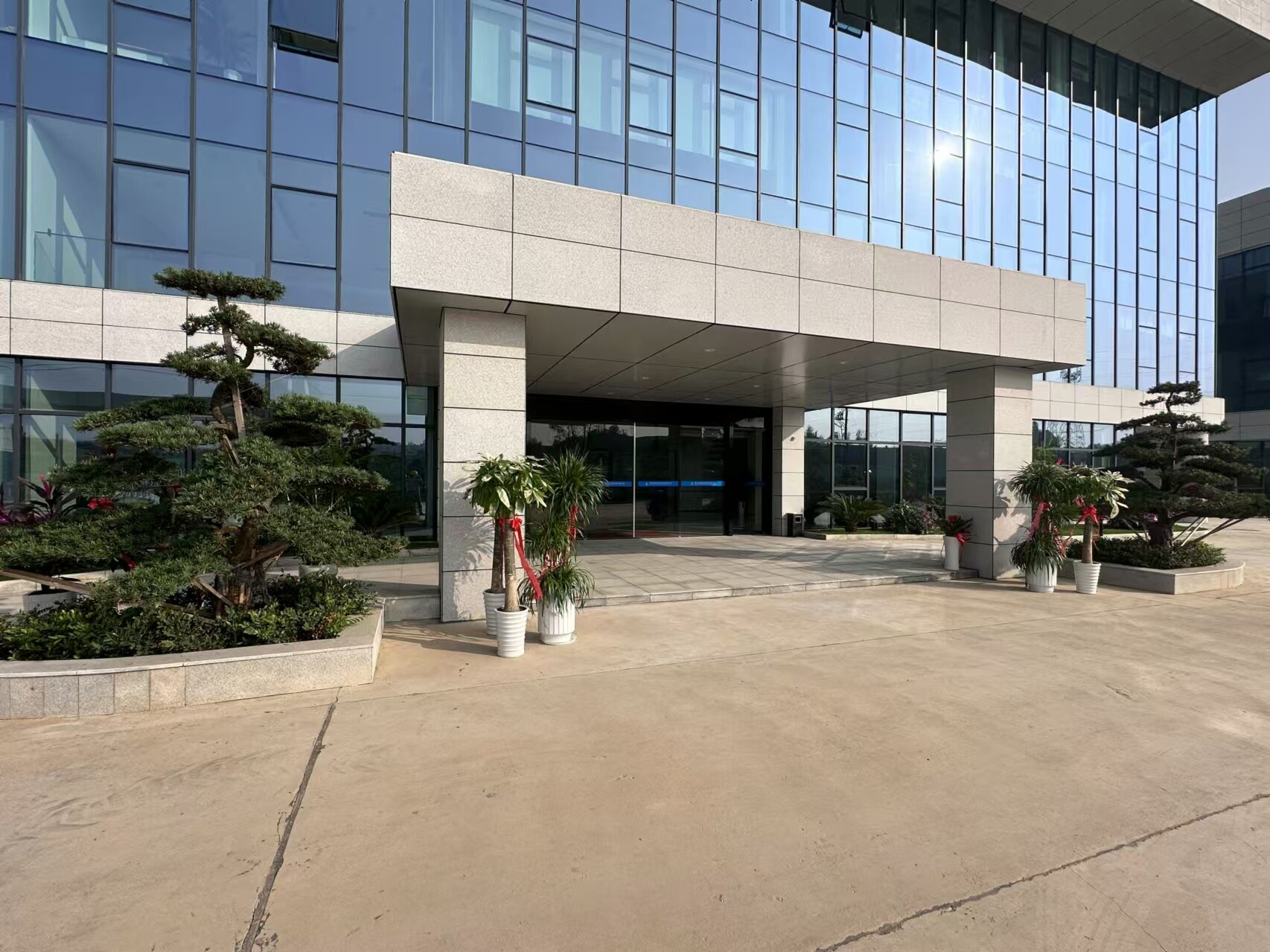 辦公樓大門(mén)