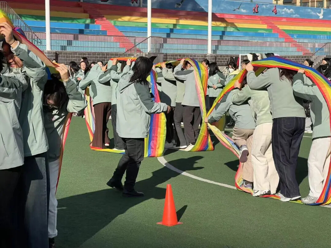 “愉悦身心，精彩无限”——宝莲华学校成功举办教师趣味运动会