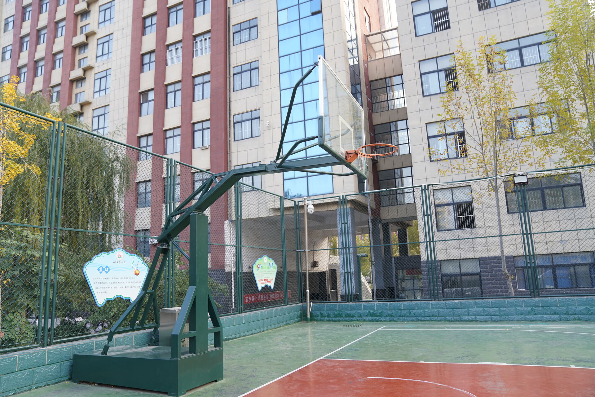 校园篮球场