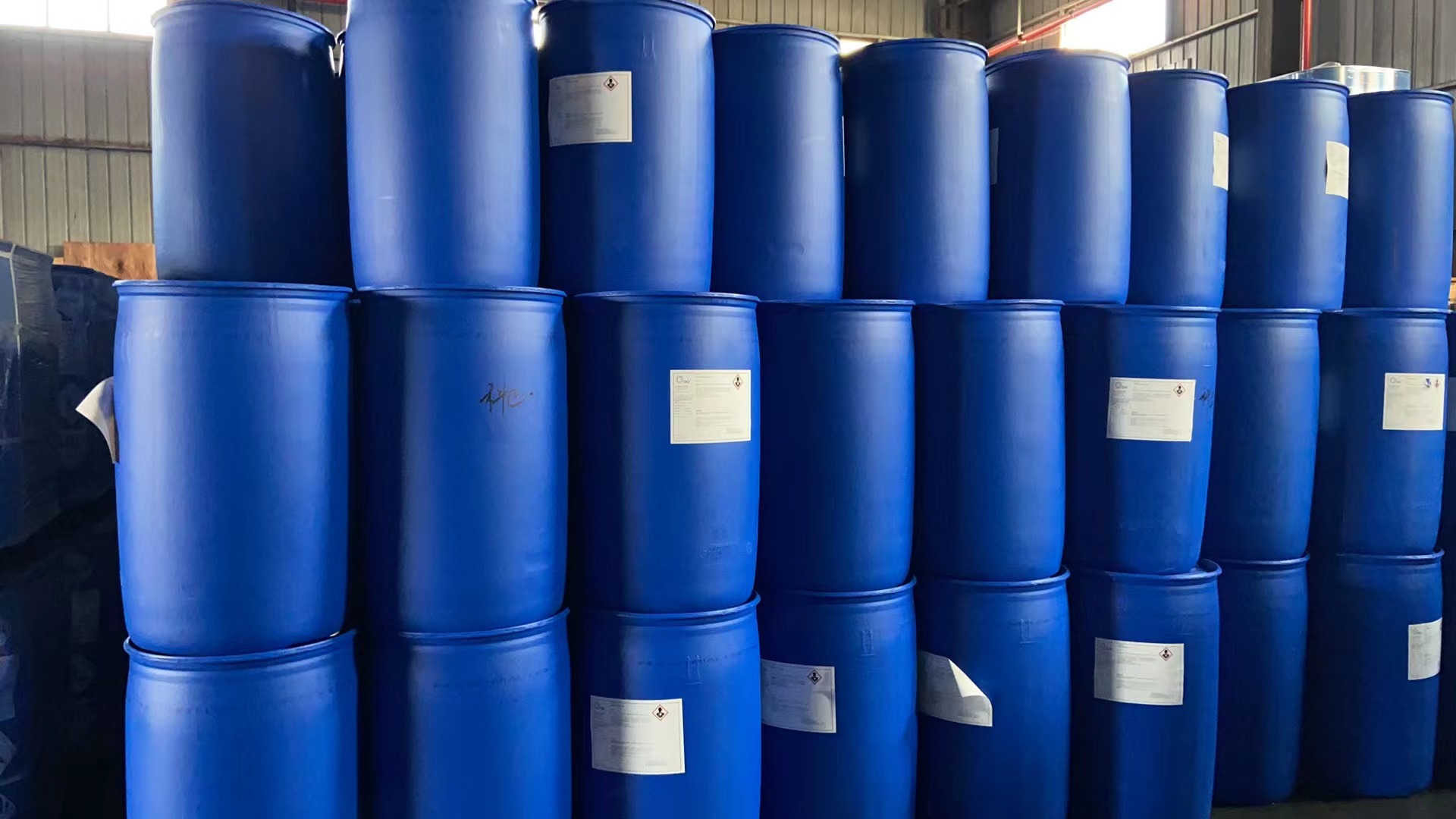 异辛酸仓库桶.jpg