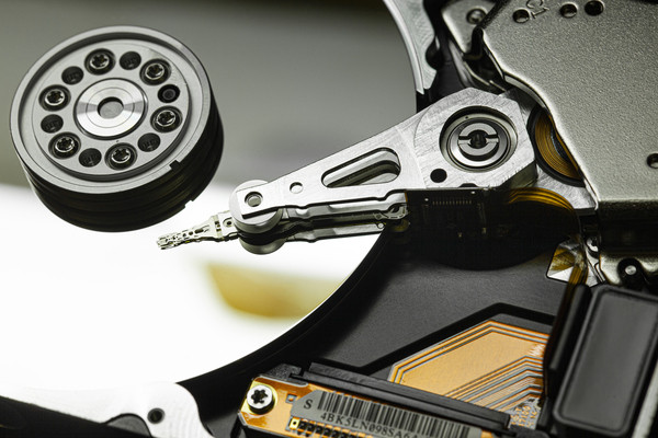 摄图网_329411335_硬盘读取头2(企业商用).jpg 硬盘数据恢复多少钱?