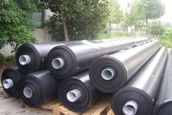 土工膜可以用于隧道、堤坝、地下工程和污水处理厂等方面。