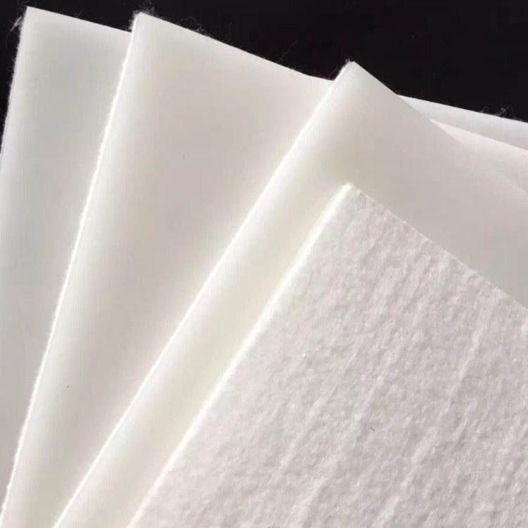 复合土工膜以土工布为导水层高支化材料为不透水层