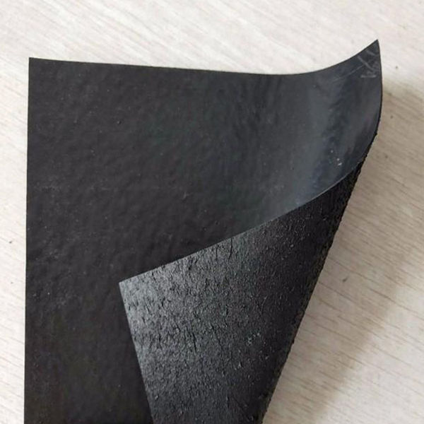 防渗层使用HDPE（高密度聚乙烯）土工膜